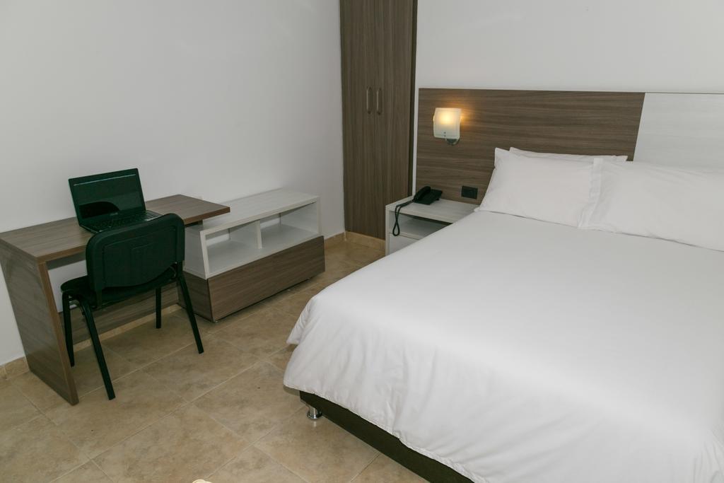 מונטריה Hotel Mi Corral Plaza מראה חיצוני תמונה