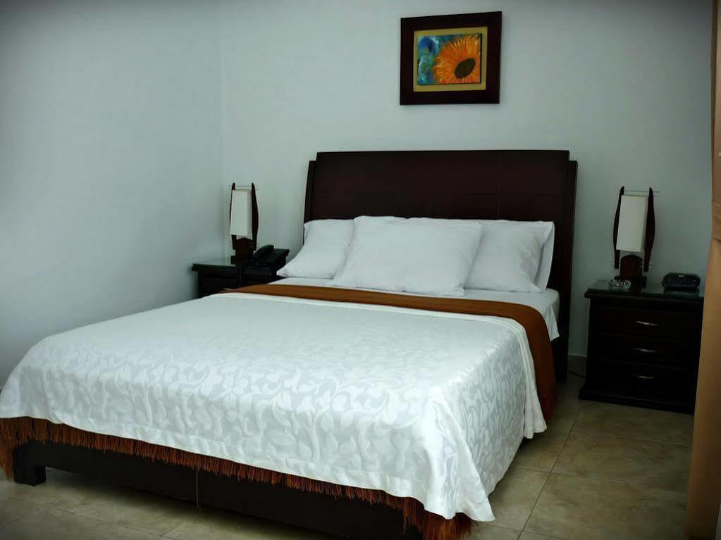 מונטריה Hotel Mi Corral Plaza מראה חיצוני תמונה