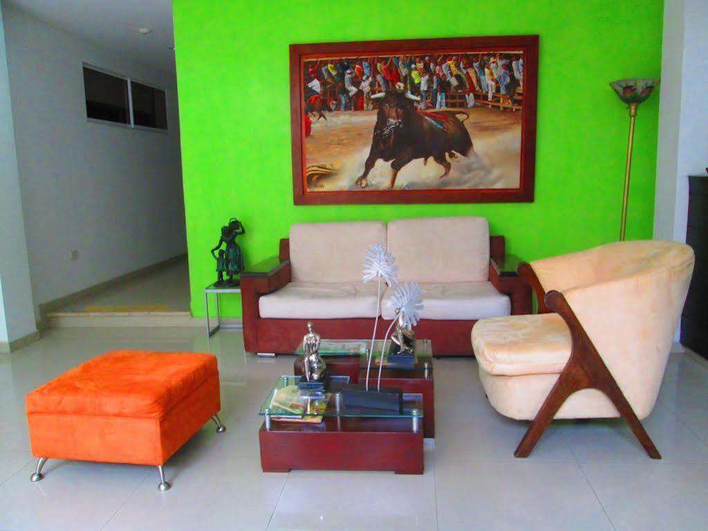 מונטריה Hotel Mi Corral Plaza מראה חיצוני תמונה