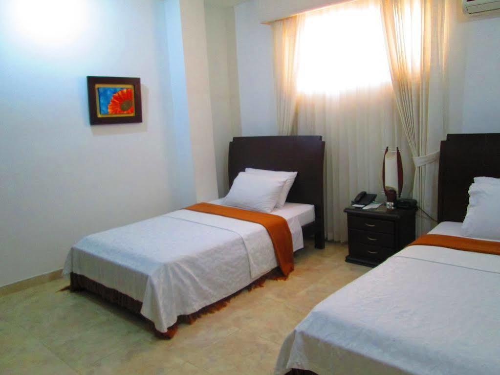 מונטריה Hotel Mi Corral Plaza מראה חיצוני תמונה