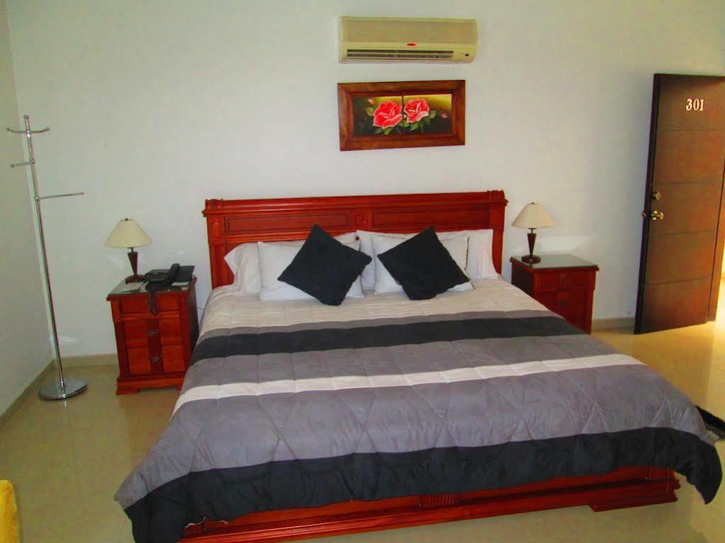 מונטריה Hotel Mi Corral Plaza מראה חיצוני תמונה
